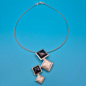 Modernistisches Designer-Collier mit geometrischen Onyx- und Marmor-Elementen