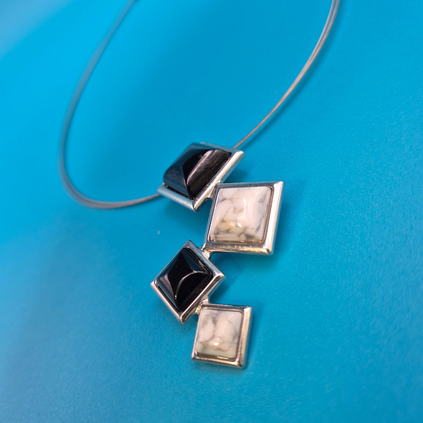 Modernistisches Designer-Collier mit geometrischen Onyx- und Marmor-Elementen