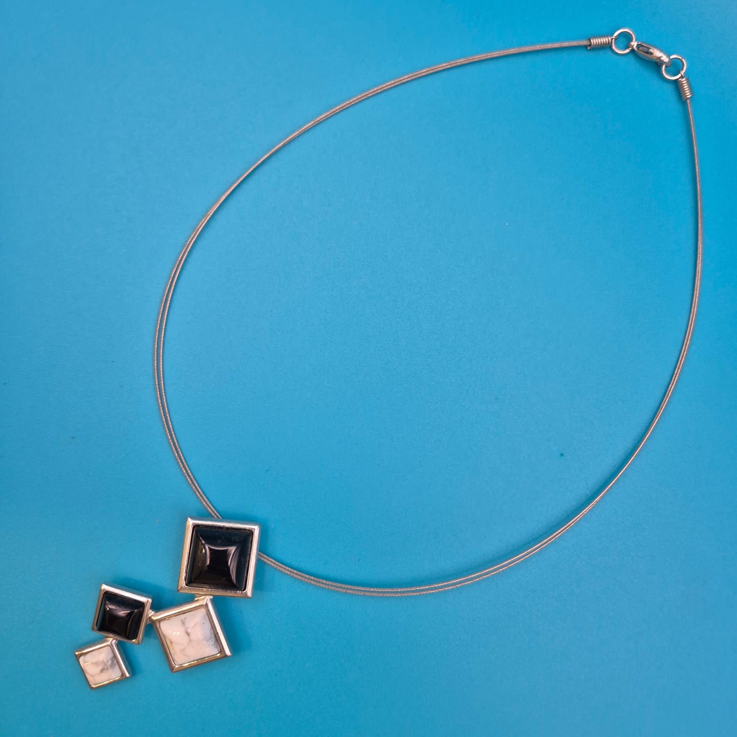 Modernistisches Designer-Collier mit geometrischen Onyx- und Marmor-Elementen