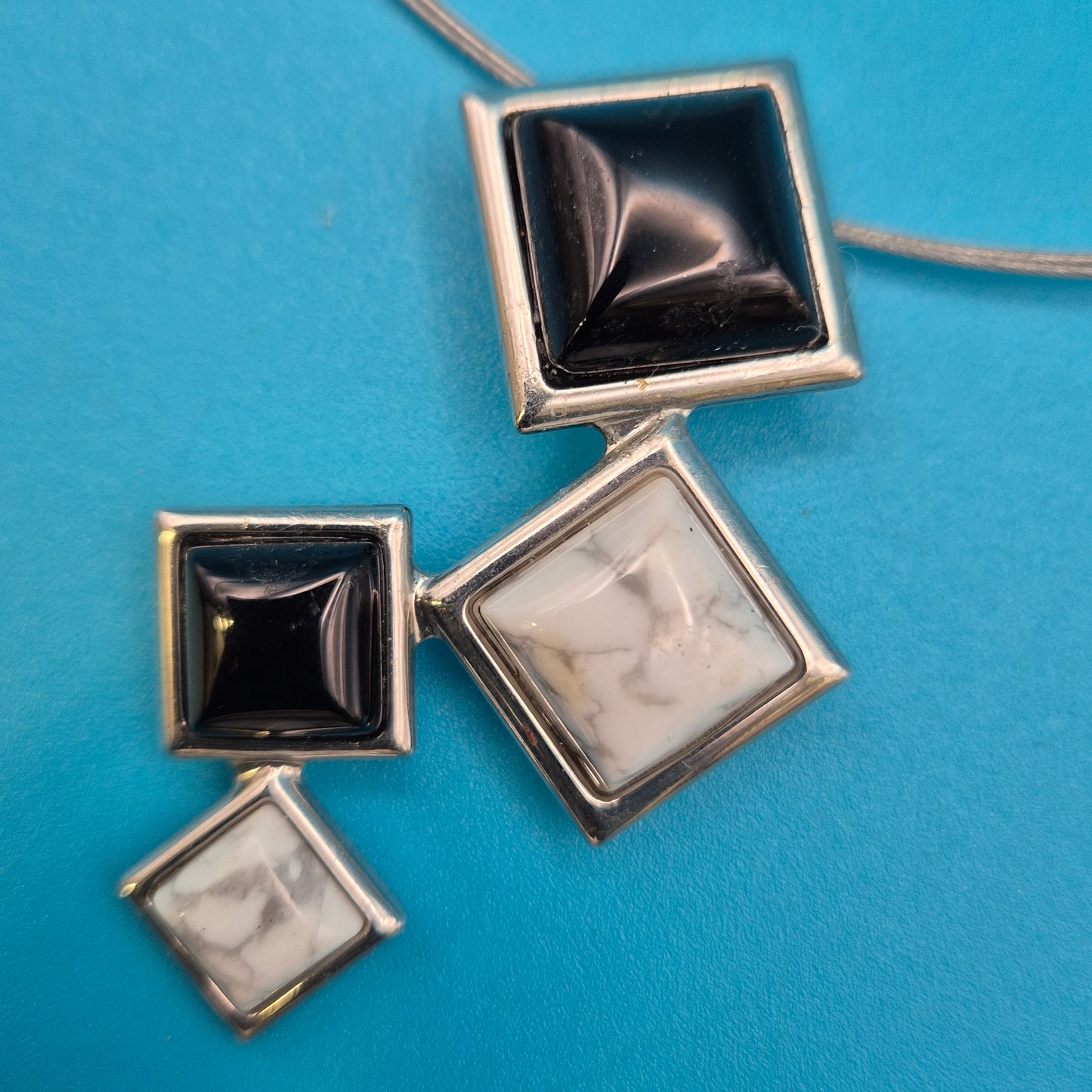 Modernistisches Designer-Collier mit geometrischen Onyx- und Marmor-Elementen