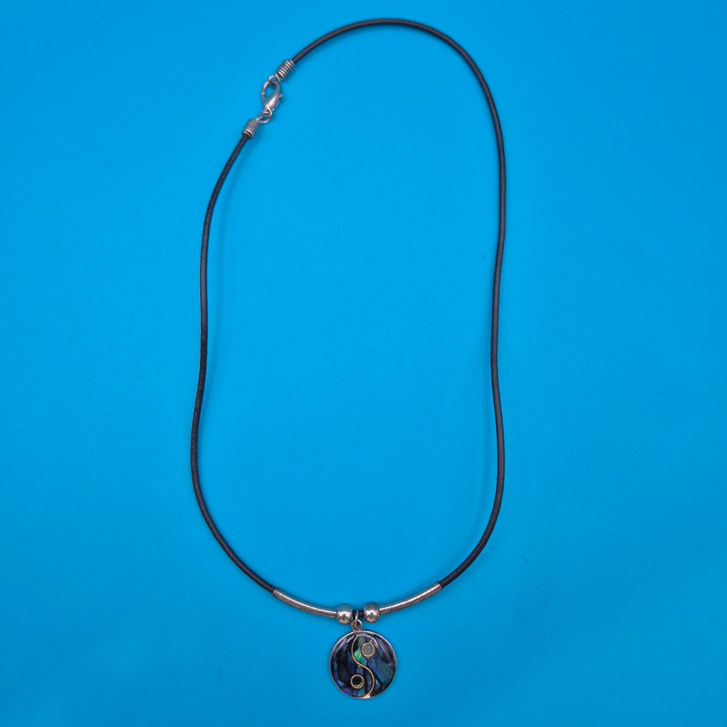 Vintage Yin-Yang Anhänger mit Abalone-Einlage an schwarzem Lederband