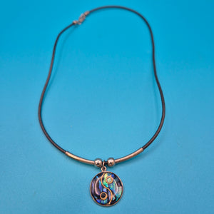 Vintage Yin-Yang Anhänger mit Abalone-Einlage an schwarzem Lederband