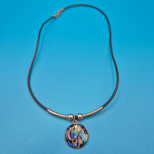 Vintage Yin-Yang Anhänger mit Abalone-Einlage an schwarzem Lederband
