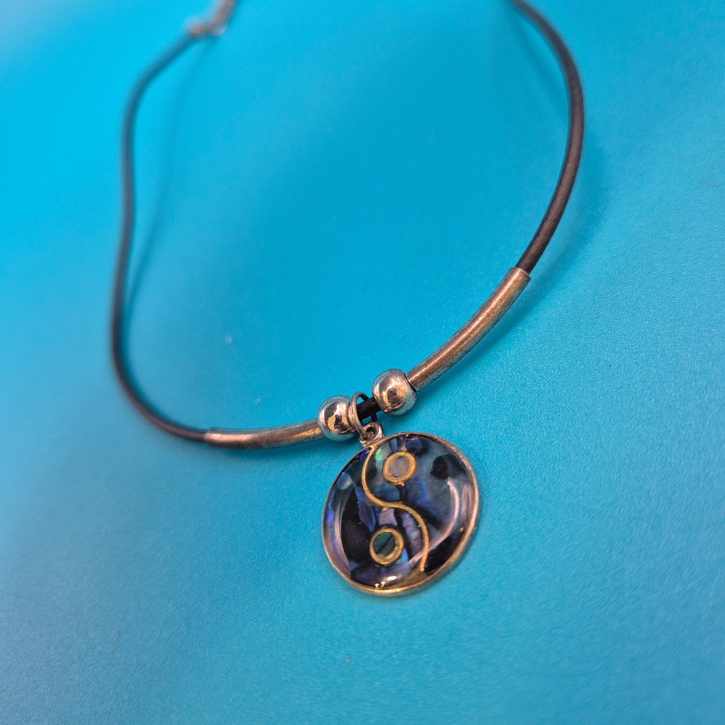 Vintage Yin-Yang Anhänger mit Abalone-Einlage an schwarzem Lederband