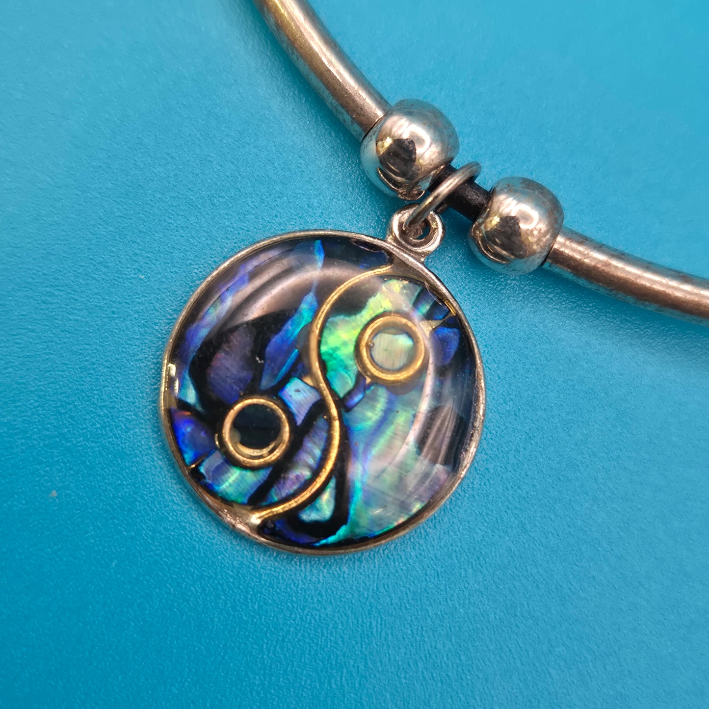 Vintage Yin-Yang Anhänger mit Abalone-Einlage an schwarzem Lederband