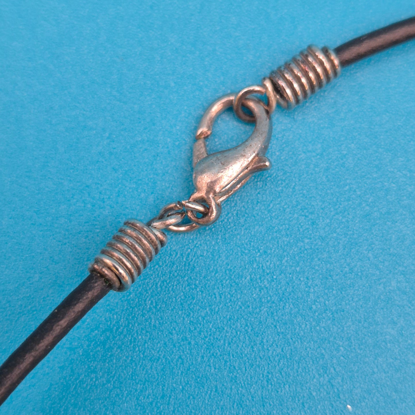 Vintage Yin-Yang Anhänger mit Abalone-Einlage an schwarzem Lederband