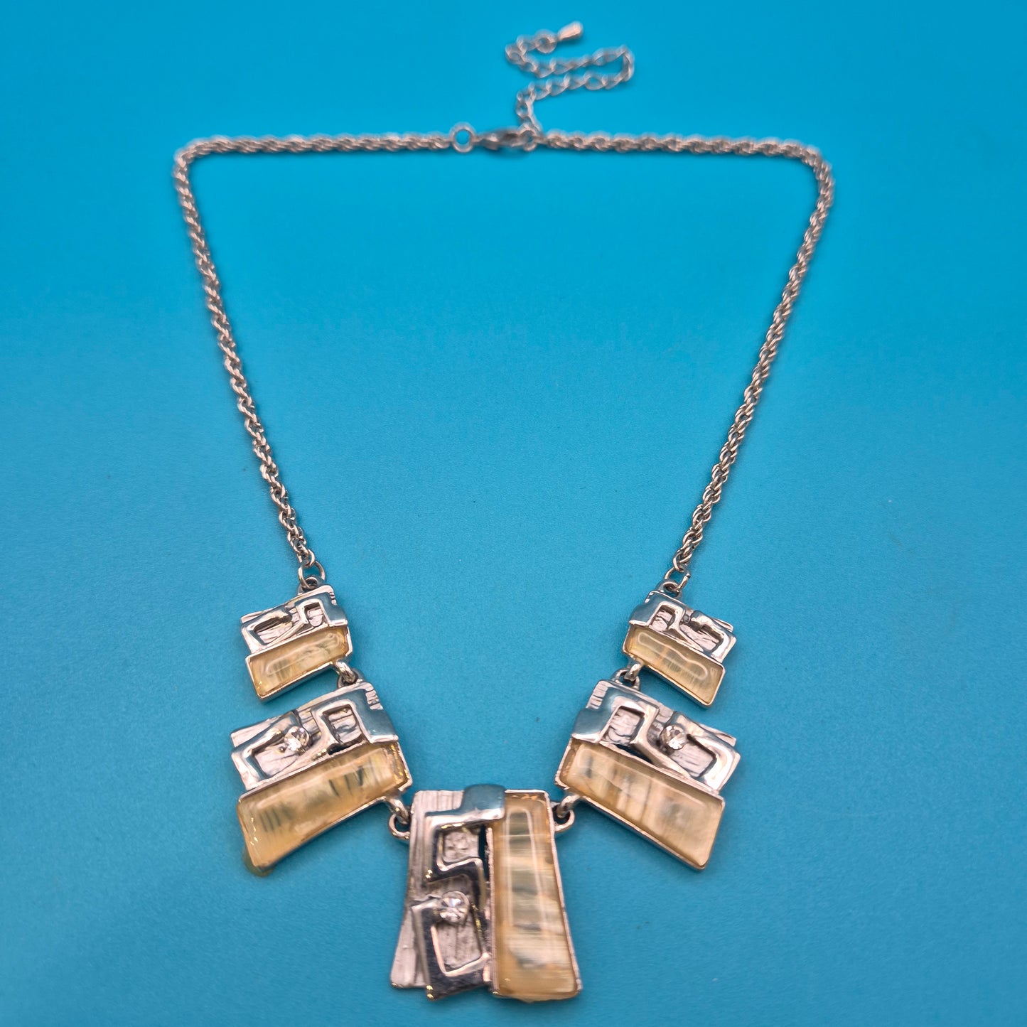 Vintage Statement-Halskette mit geometrischen Elementen und Steinen