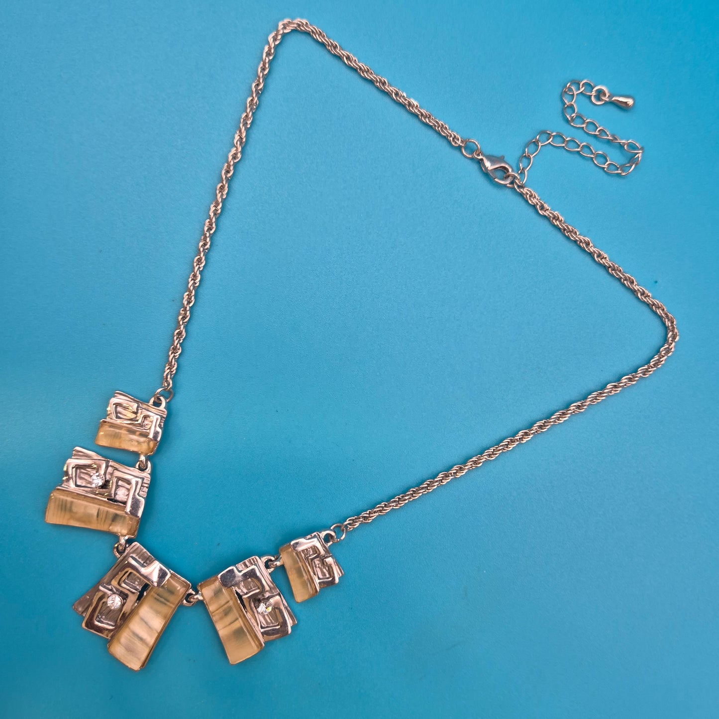 Vintage Statement-Halskette mit geometrischen Elementen und Steinen