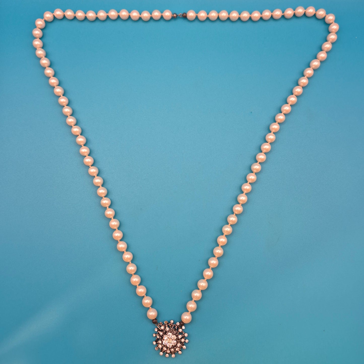 Elegante Vintage Perlenkette mit glitzerndem Strass-Statement-Verschluss