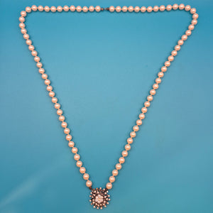 Elegante Vintage Perlenkette mit glitzerndem Strass-Statement-Verschluss