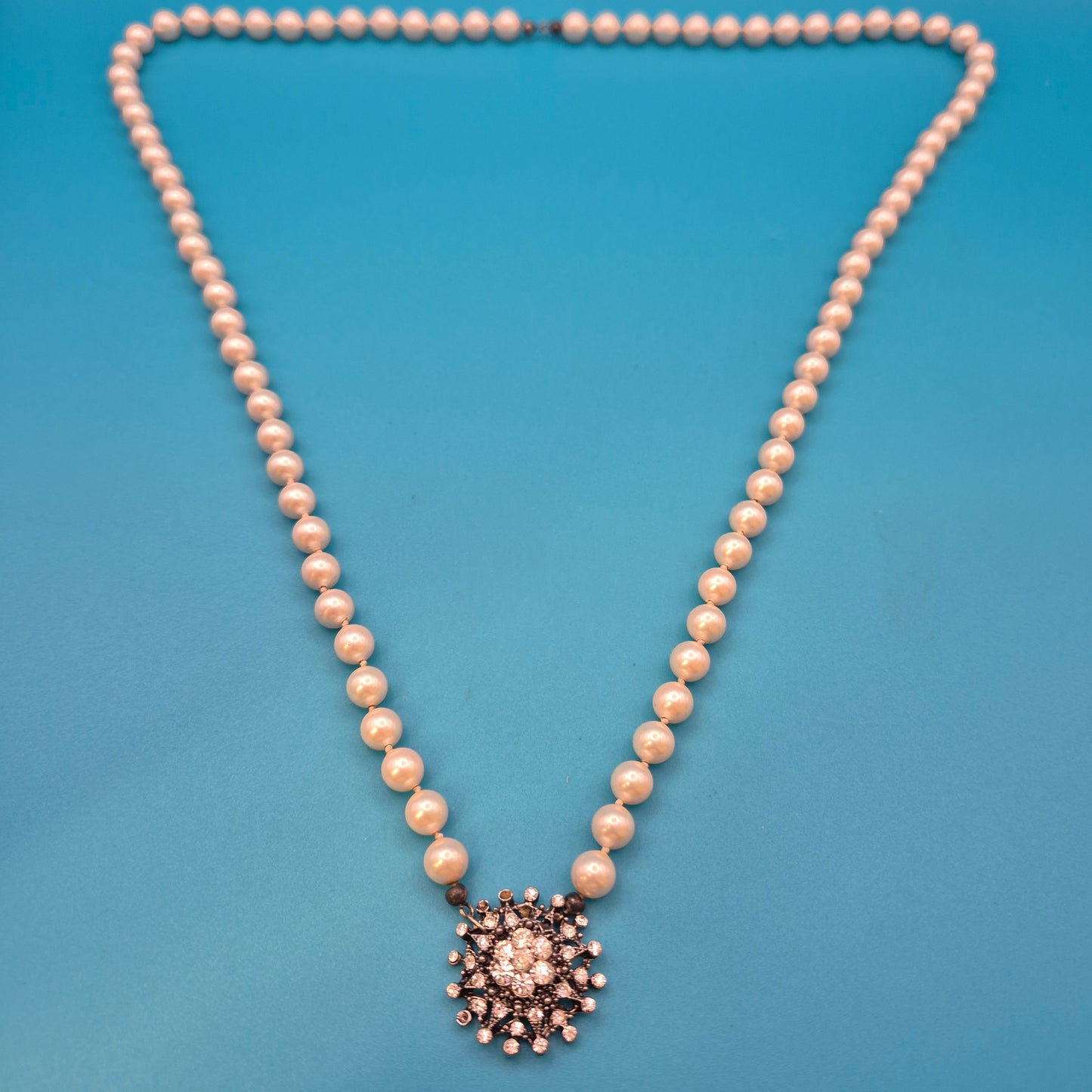 Elegante Vintage Perlenkette mit glitzerndem Strass-Statement-Verschluss