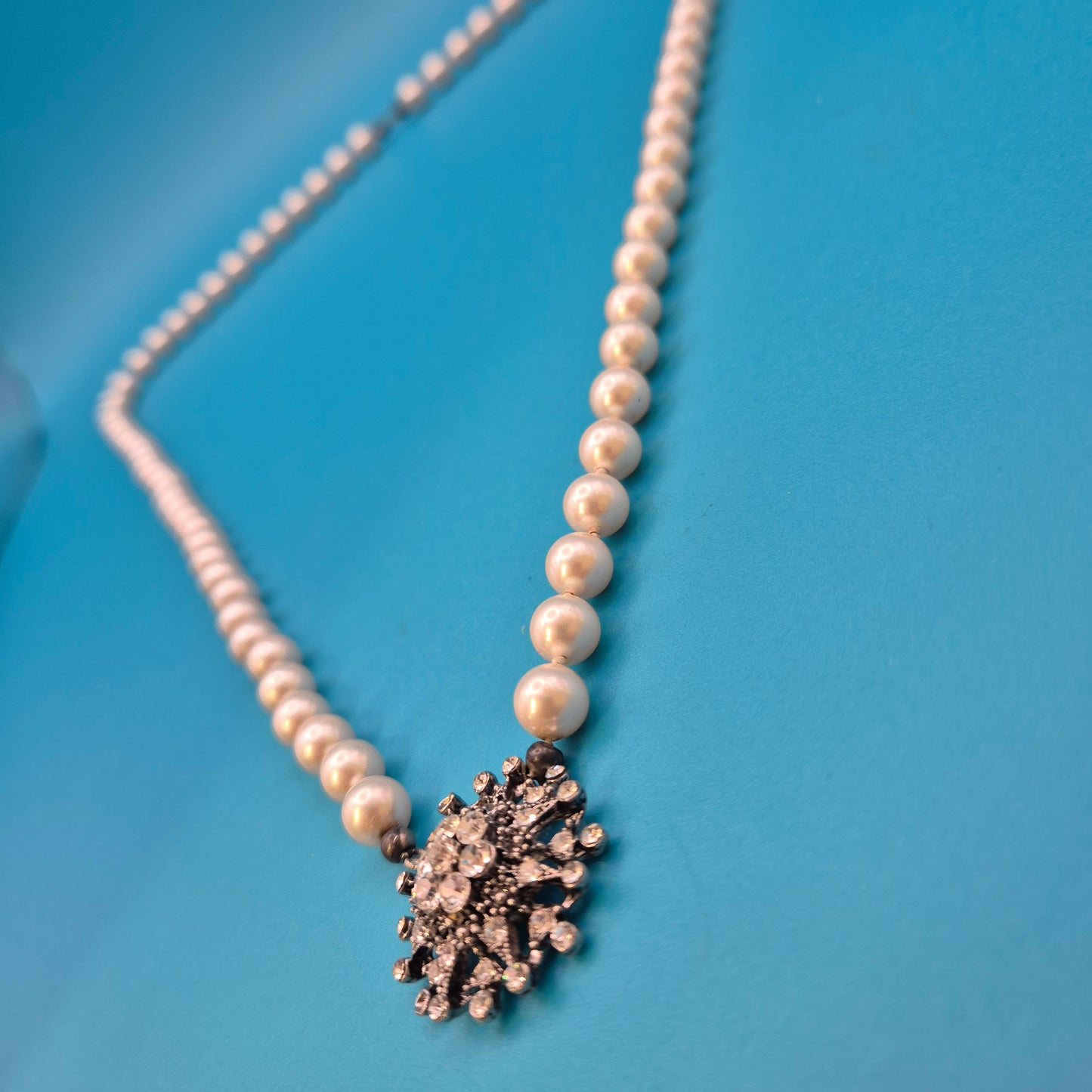 Elegante Vintage Perlenkette mit glitzerndem Strass-Statement-Verschluss