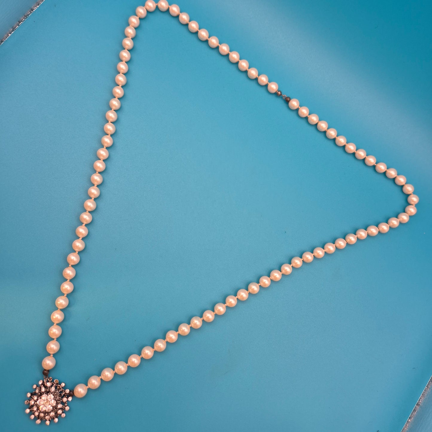 Elegante Vintage Perlenkette mit glitzerndem Strass-Statement-Verschluss