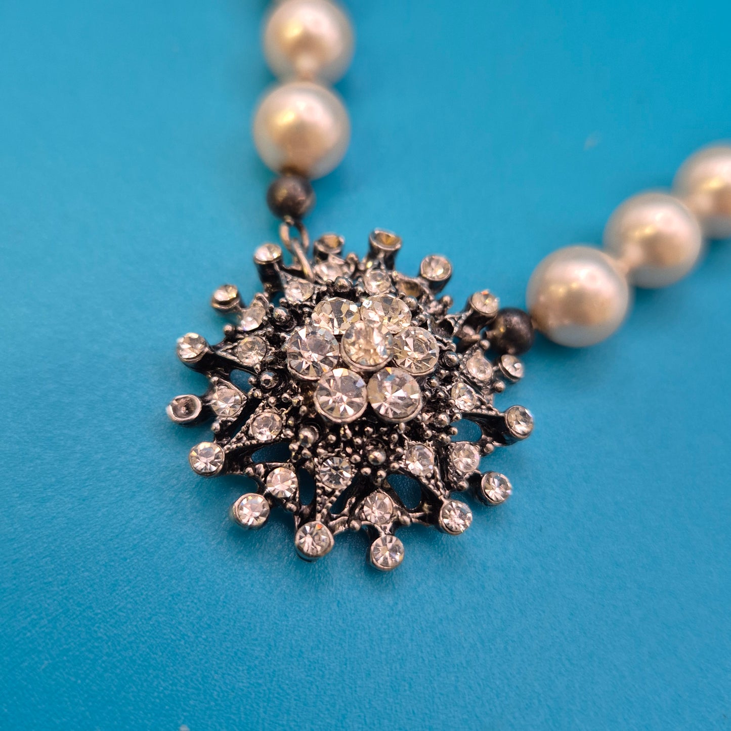 Elegante Vintage Perlenkette mit glitzerndem Strass-Statement-Verschluss