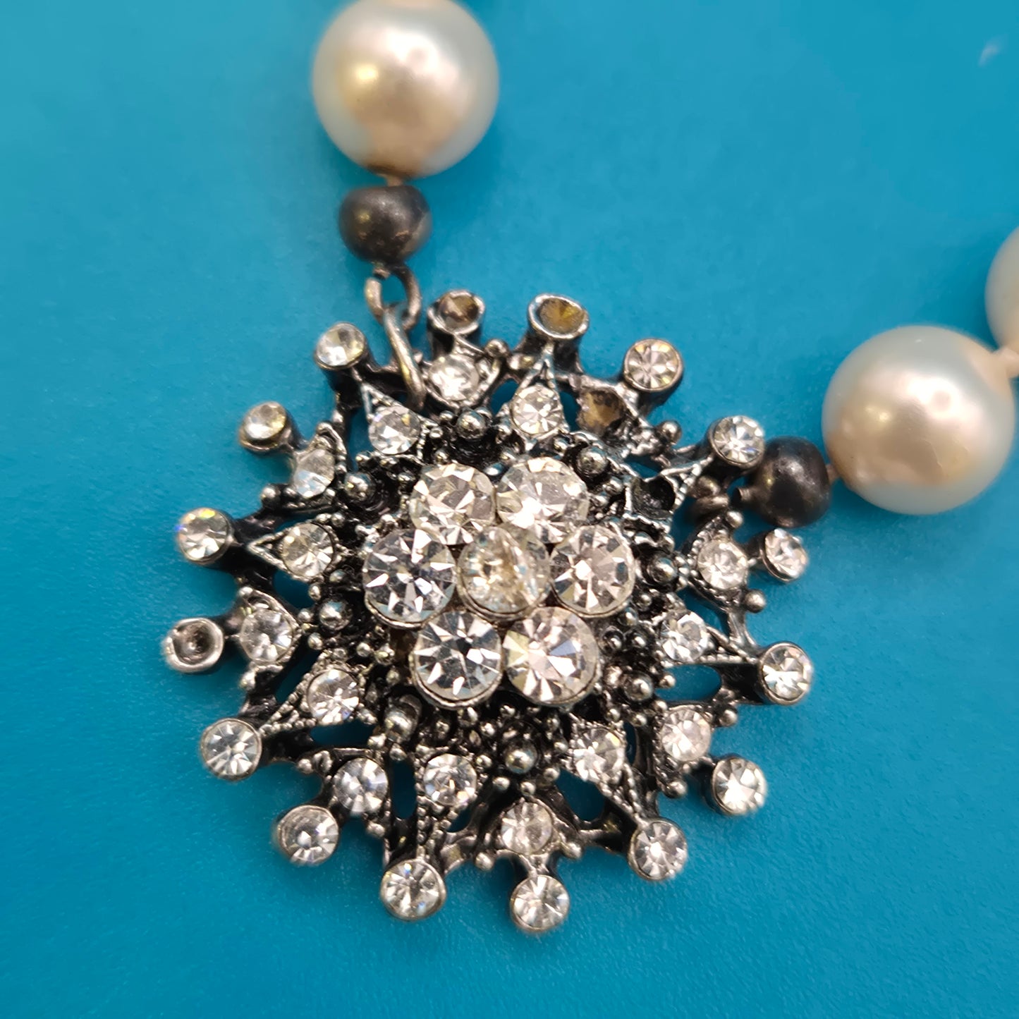 Elegante Vintage Perlenkette mit glitzerndem Strass-Statement-Verschluss