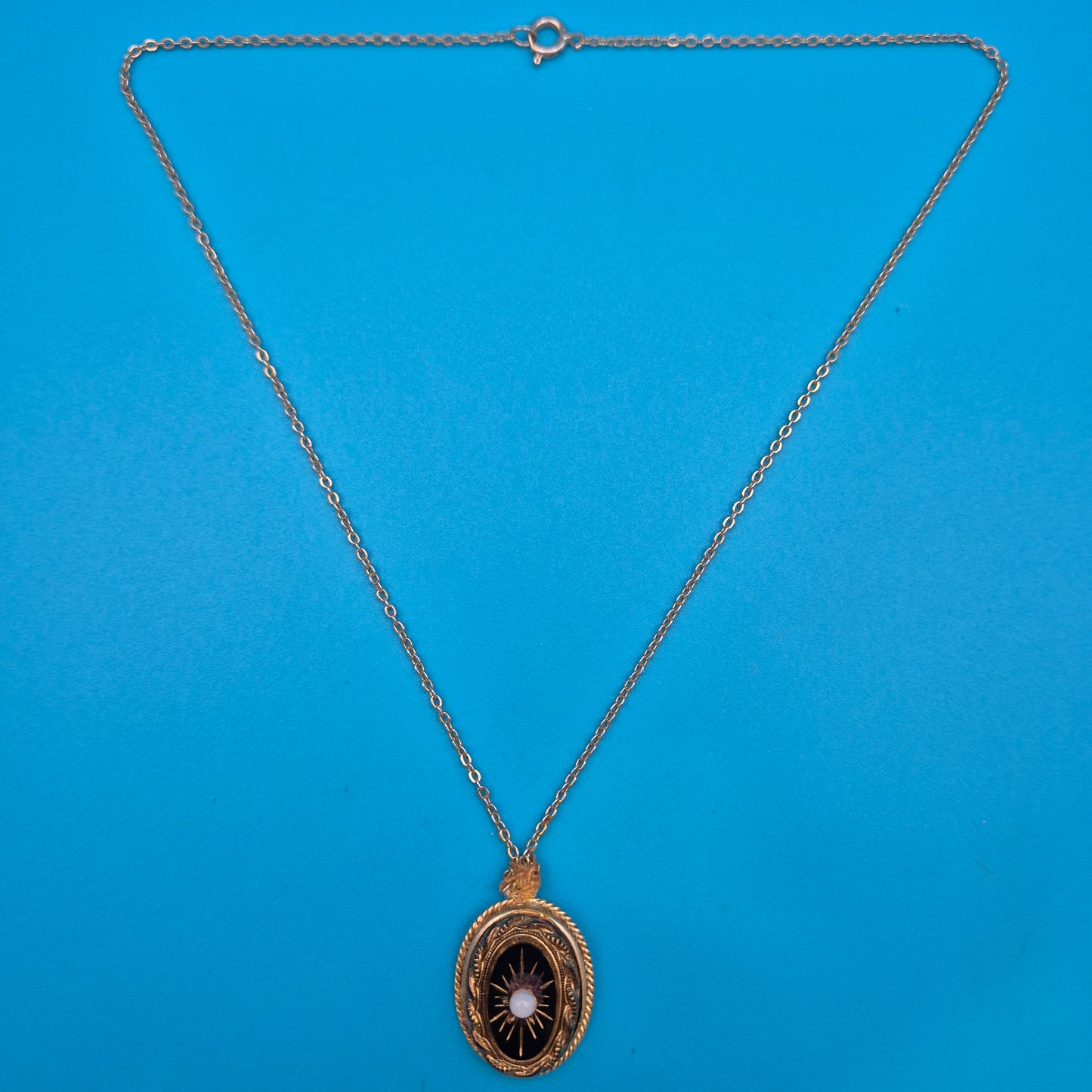 Antiker Anhänger mit schwarzem Inlay und Perle an filigraner Kette