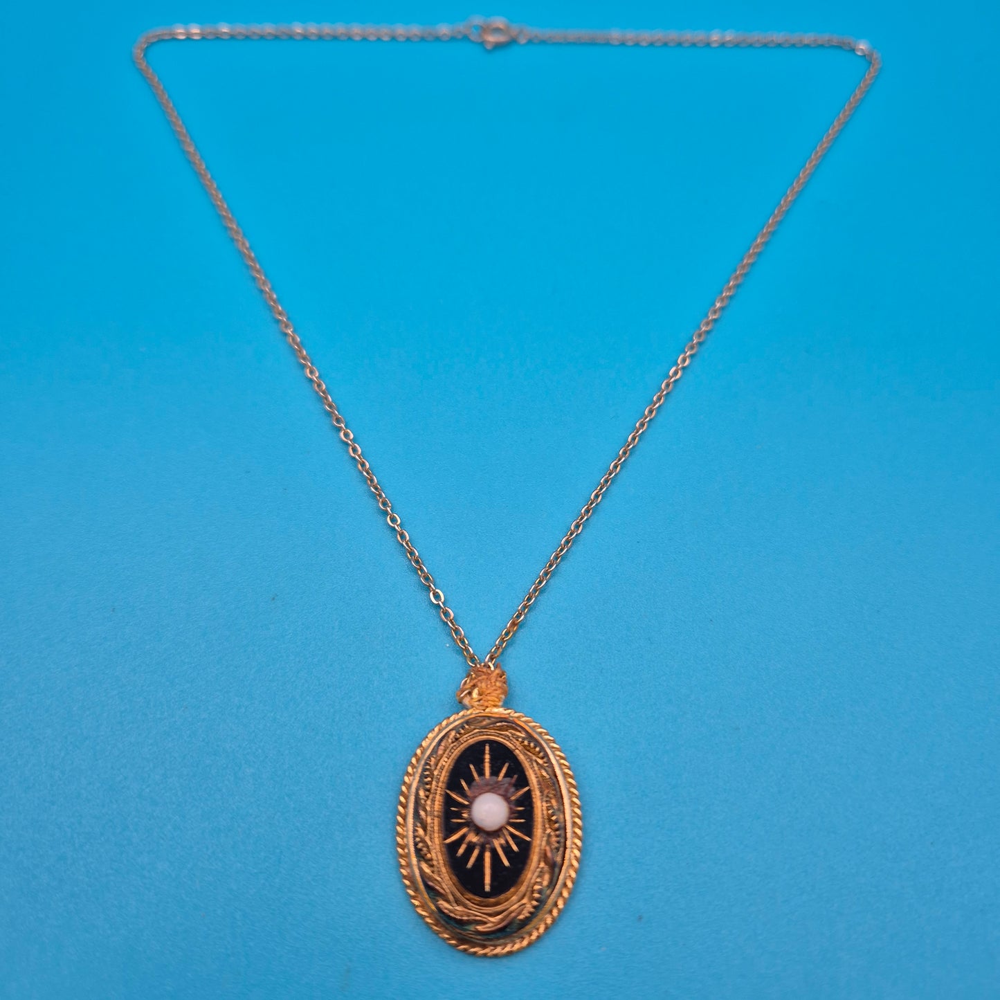 Antiker Anhänger mit schwarzem Inlay und Perle an filigraner Kette