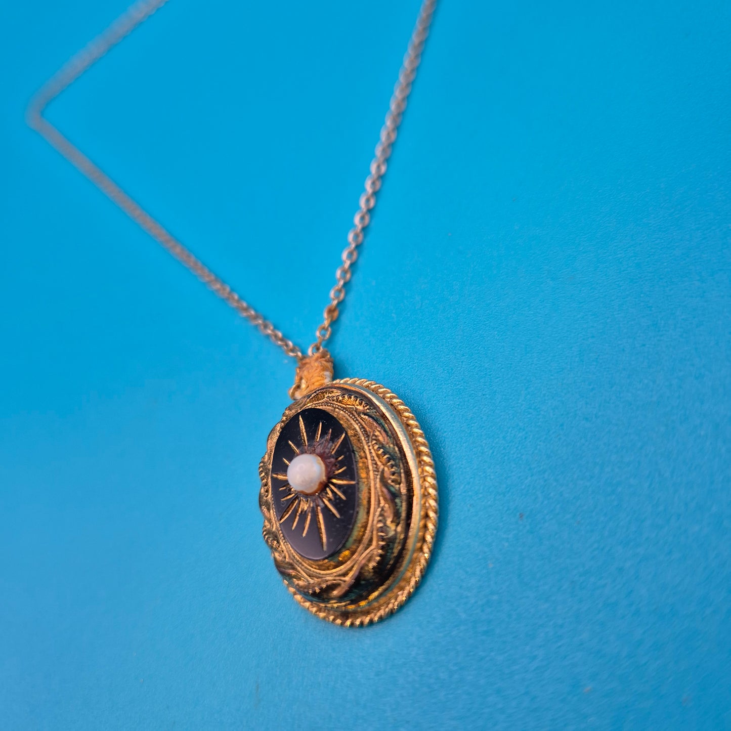 Antiker Anhänger mit schwarzem Inlay und Perle an filigraner Kette