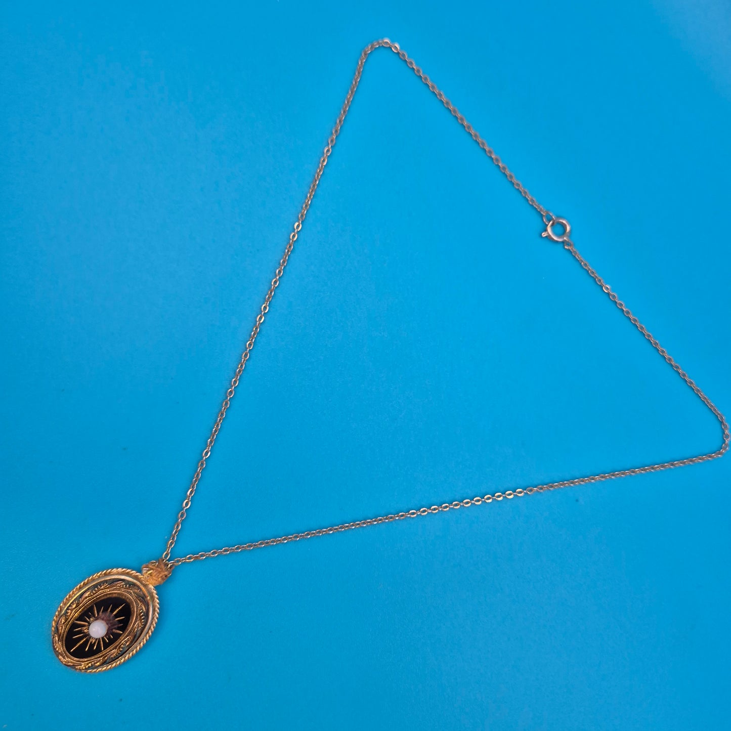 Antiker Anhänger mit schwarzem Inlay und Perle an filigraner Kette