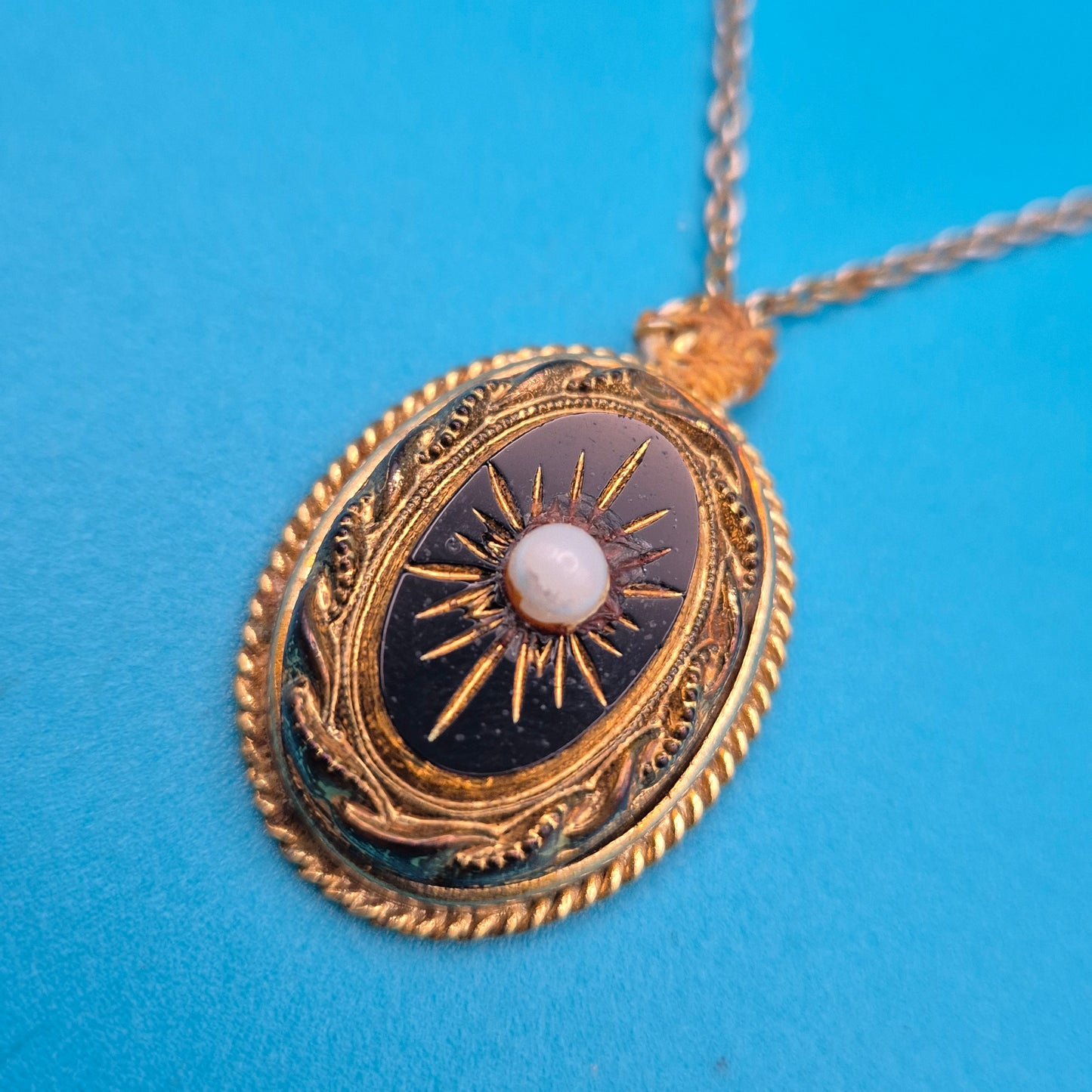 Antiker Anhänger mit schwarzem Inlay und Perle an filigraner Kette