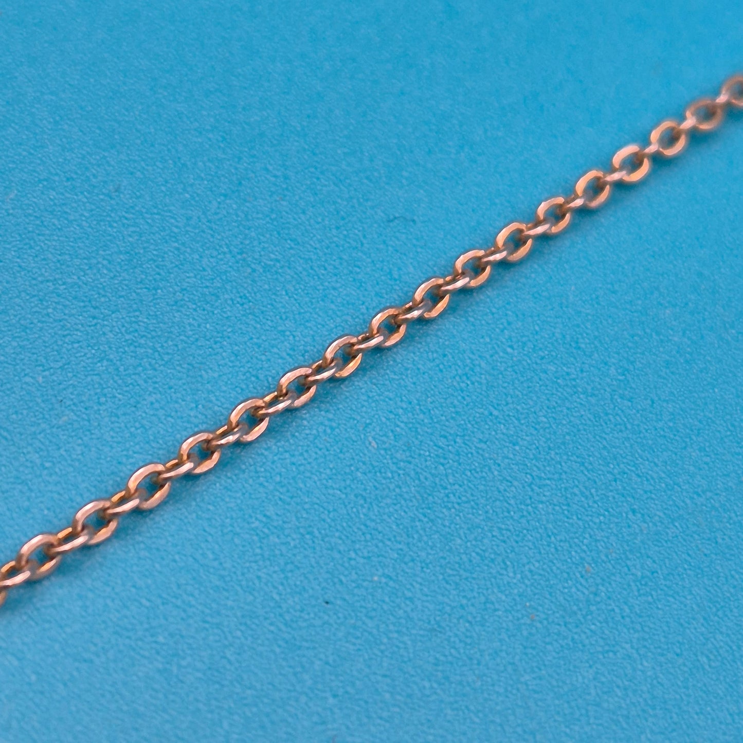 Antiker Anhänger mit schwarzem Inlay und Perle an filigraner Kette