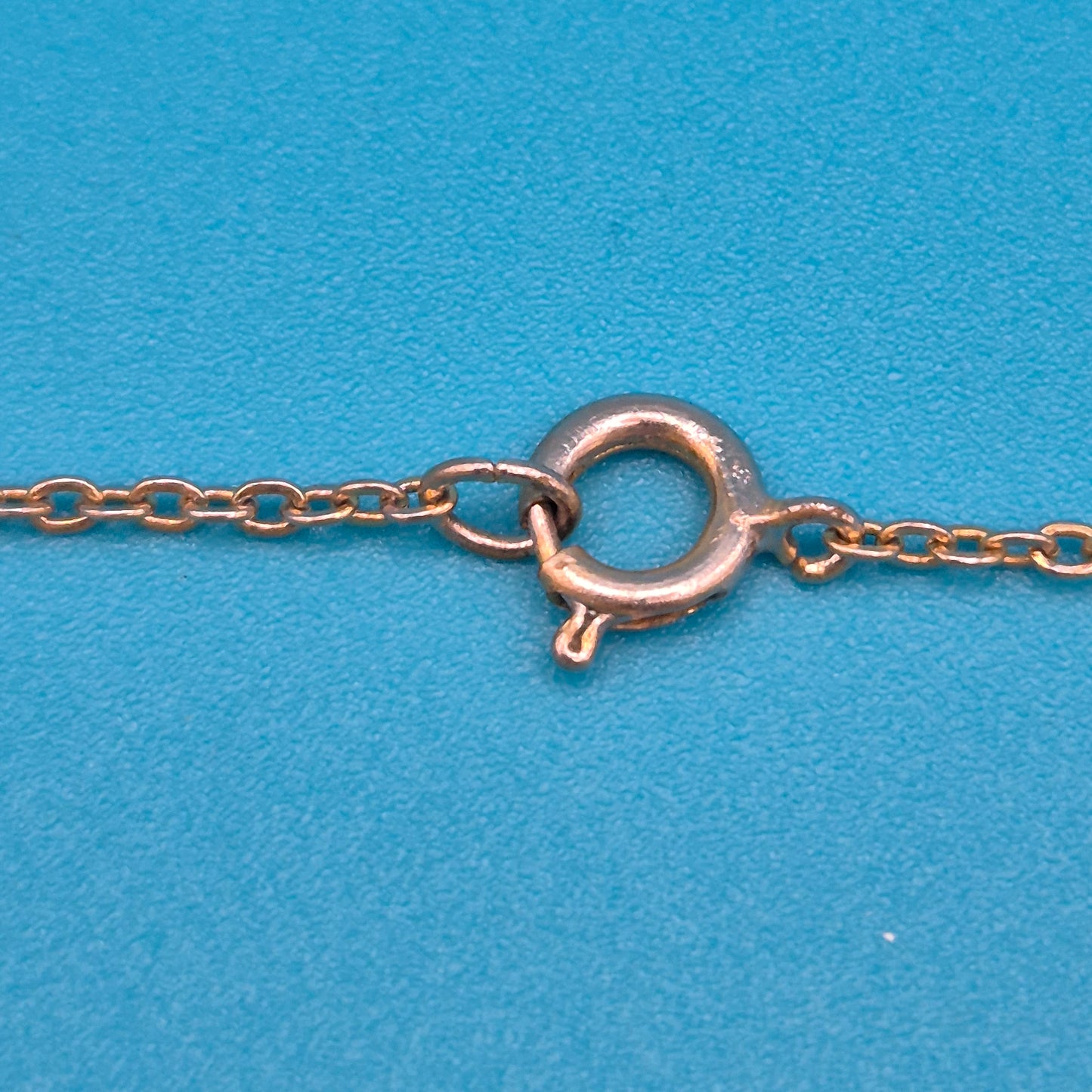 Antiker Anhänger mit schwarzem Inlay und Perle an filigraner Kette