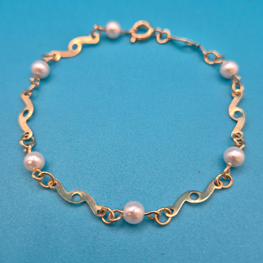 Elegantes Vintage-Armband mit Ziergliedern und weißen Perlen Goldfarben
