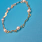 Elegantes Vintage-Armband mit Ziergliedern und weißen Perlen Goldfarben