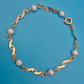 Elegantes Vintage-Armband mit Ziergliedern und weißen Perlen Goldfarben