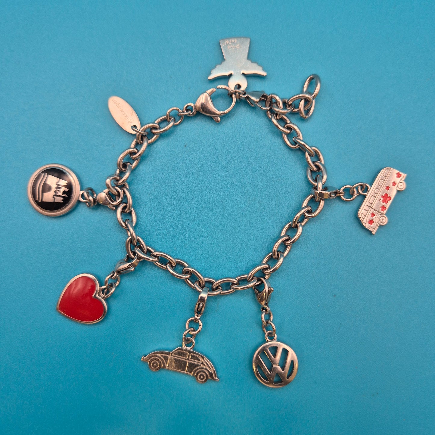 Vintage Volkswagen Charm-Armband mit diversen Anhängern und Logo