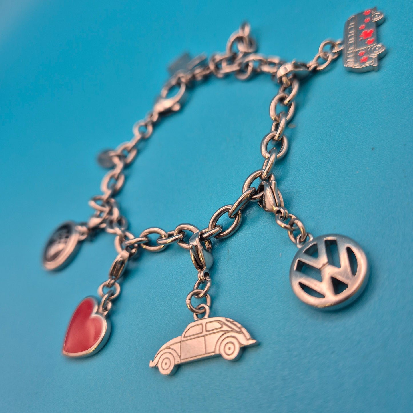 Vintage Volkswagen Charm-Armband mit diversen Anhängern und Logo