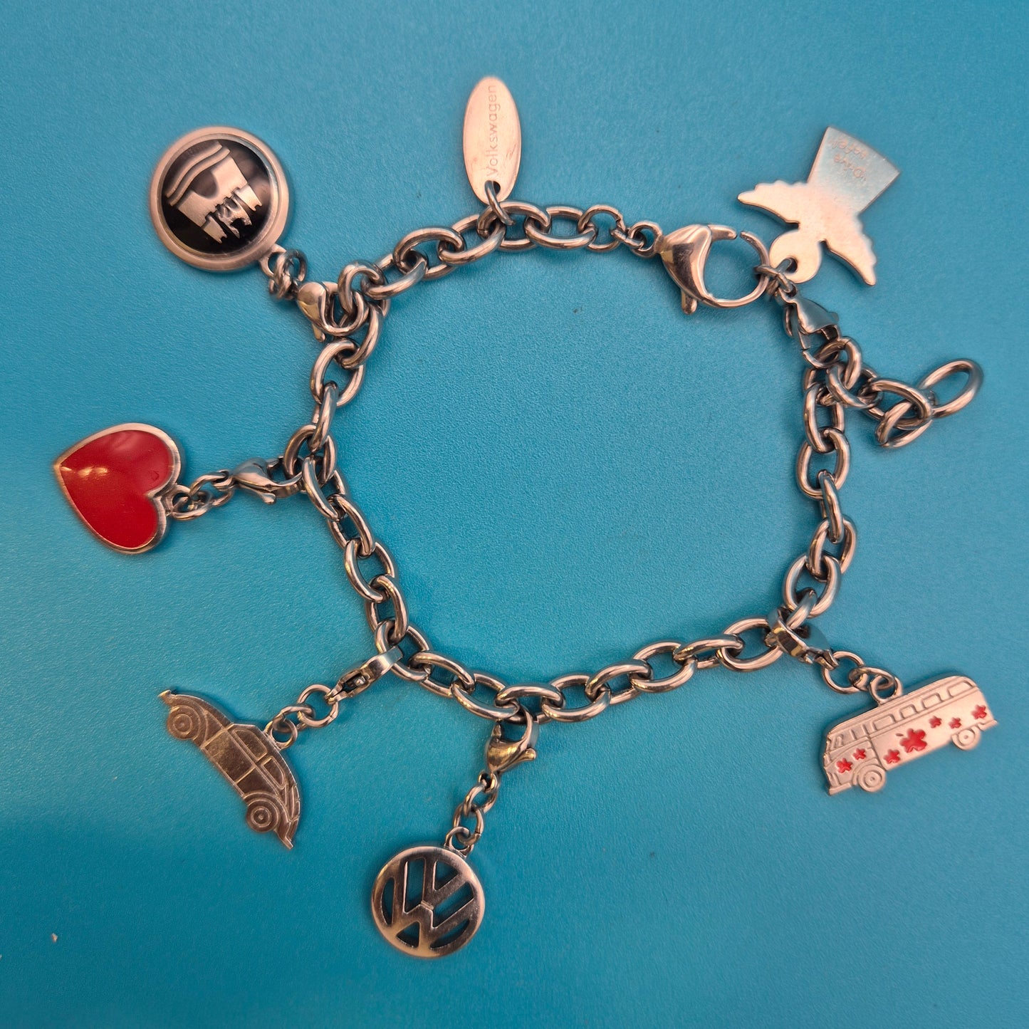 Vintage Volkswagen Charm-Armband mit diversen Anhängern und Logo