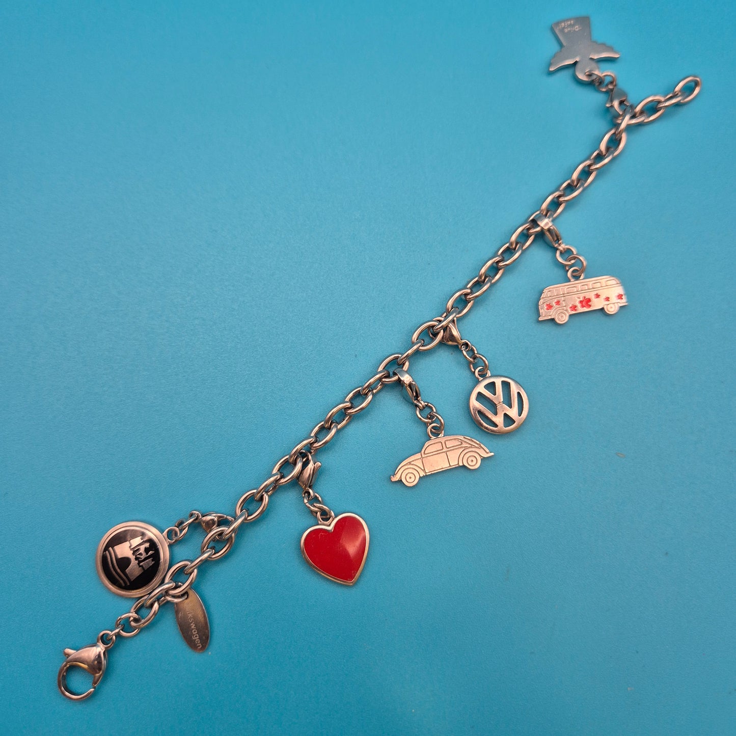 Vintage Volkswagen Charm-Armband mit diversen Anhängern und Logo