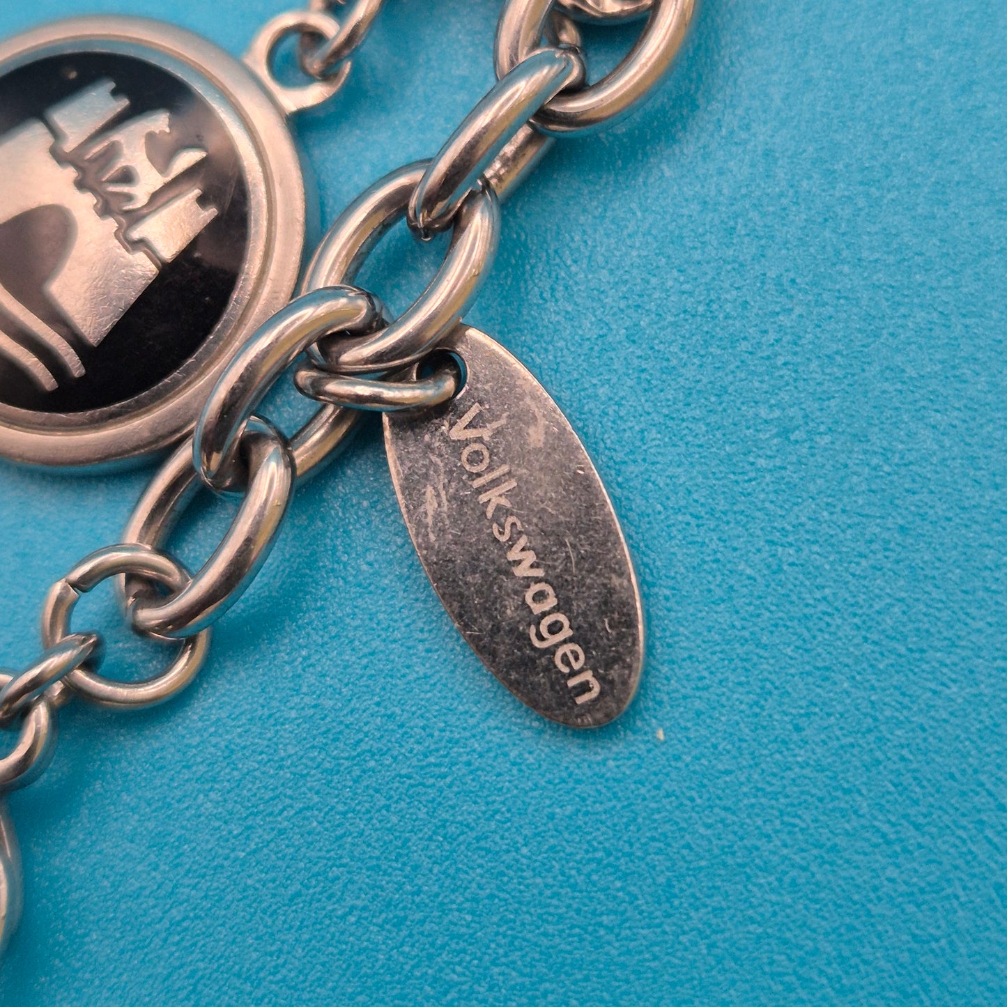 Vintage Volkswagen Charm-Armband mit diversen Anhängern und Logo