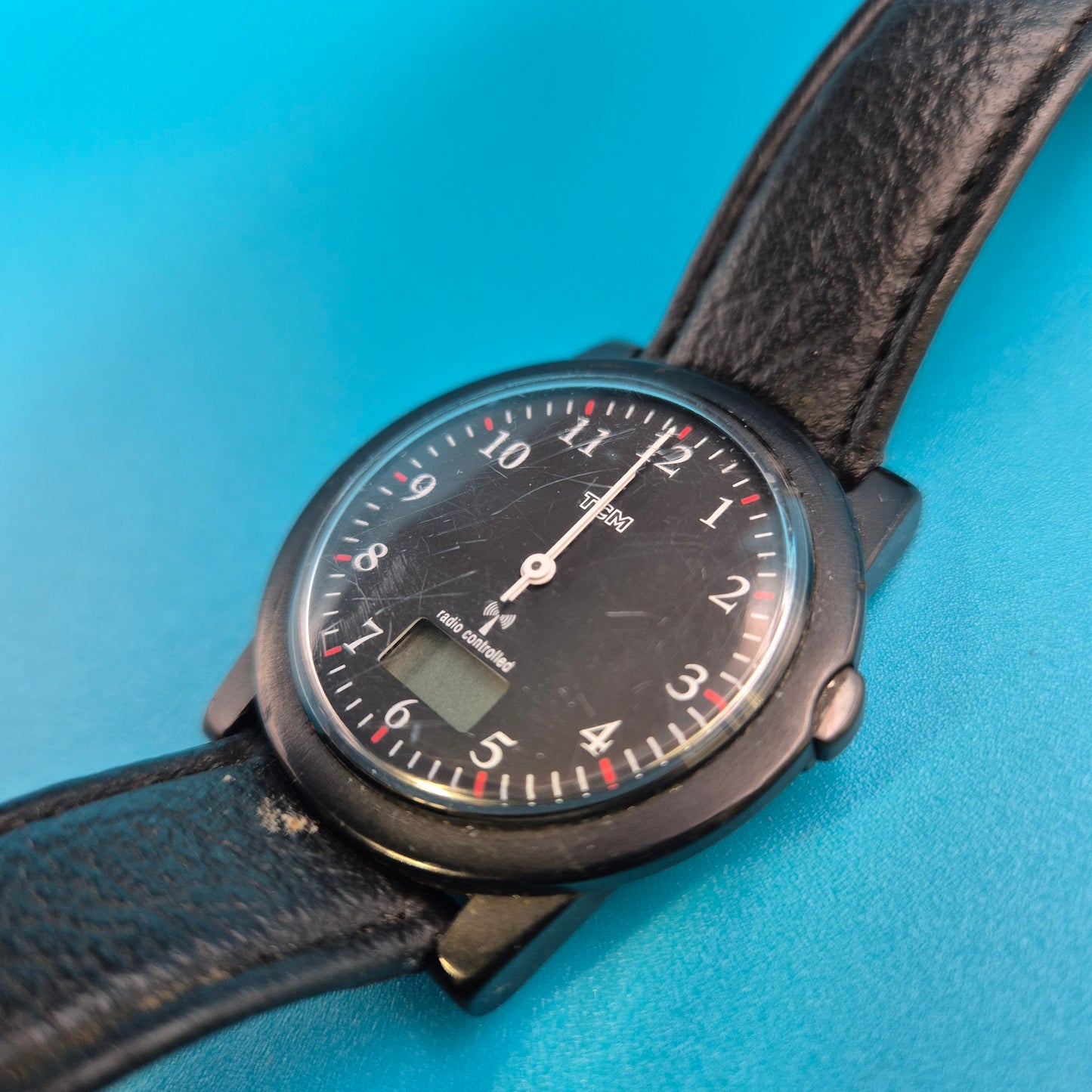 TCM Funkgesteuerte Armbanduhr Analog-Digital Schwarz 23cm
