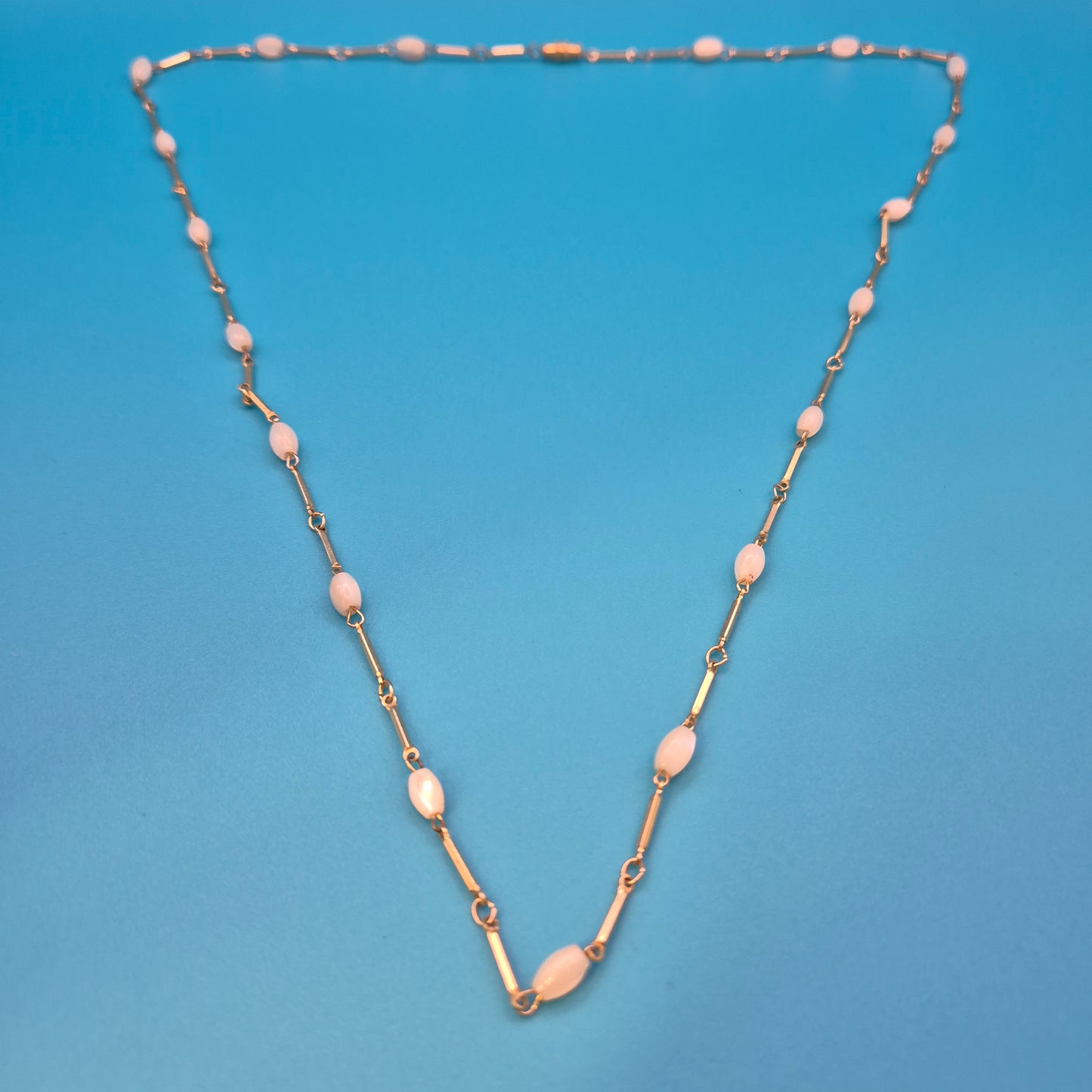 Vintage Kette mit zarten weißen Perlen-Elementen Goldfarben 40 cm