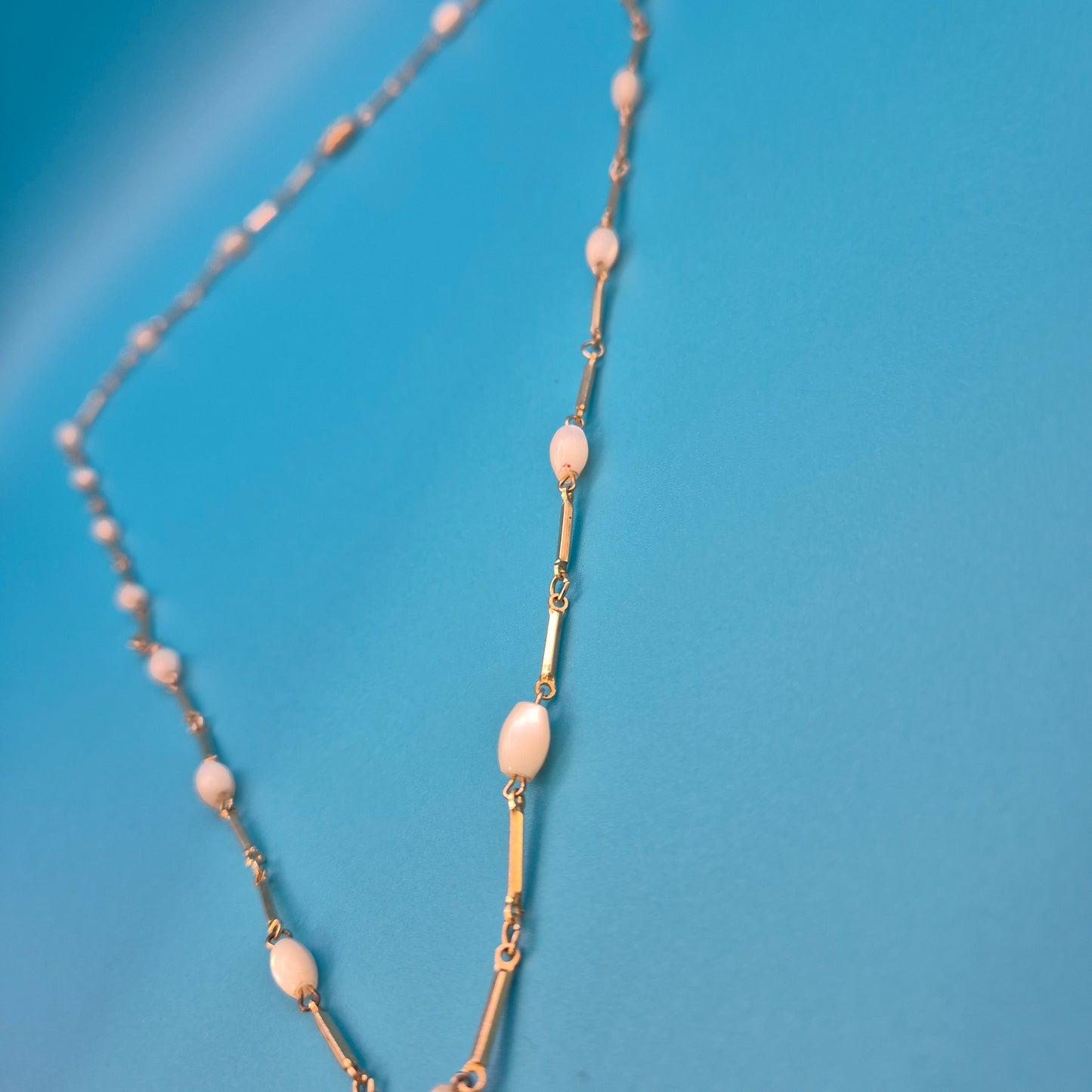 Vintage Kette mit zarten weißen Perlen-Elementen Goldfarben 40 cm