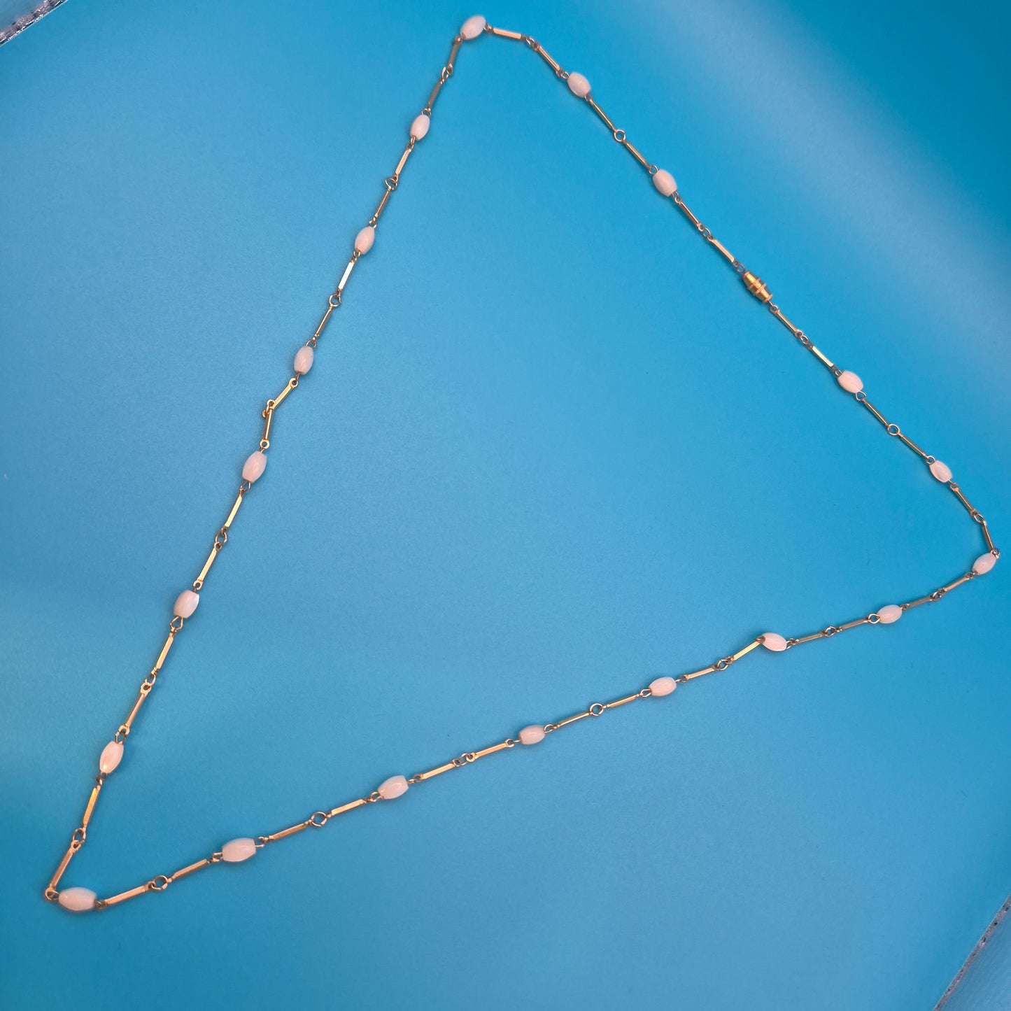 Vintage Kette mit zarten weißen Perlen-Elementen Goldfarben 40 cm