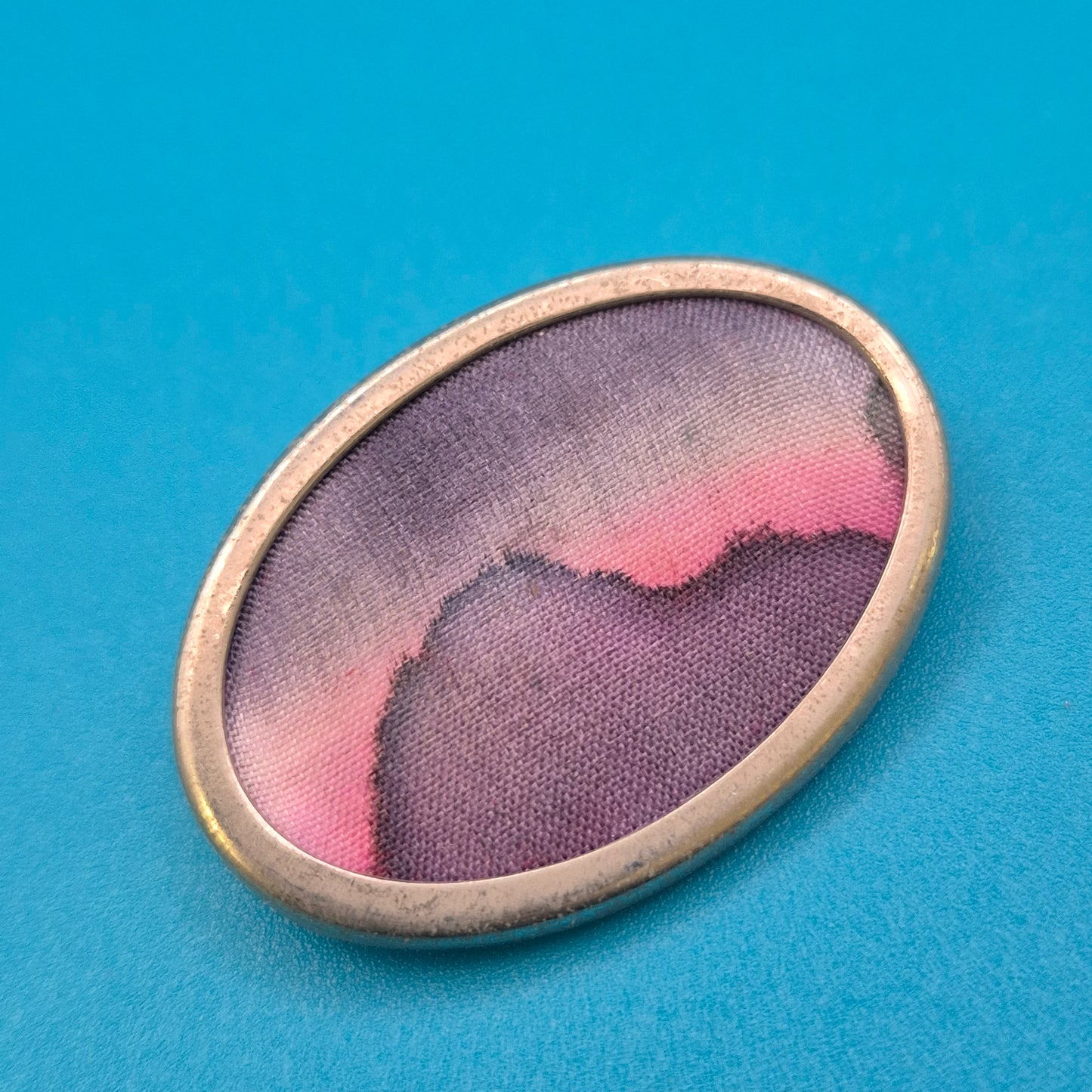 Vintage Brosche in Ovalform mit abstraktem Stoffmuster in Pink & Violett