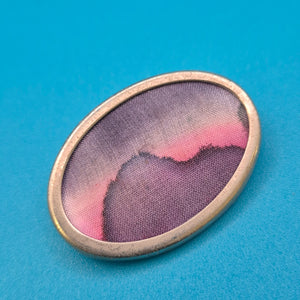 Vintage Brosche in Ovalform mit abstraktem Stoffmuster in Pink & Violett
