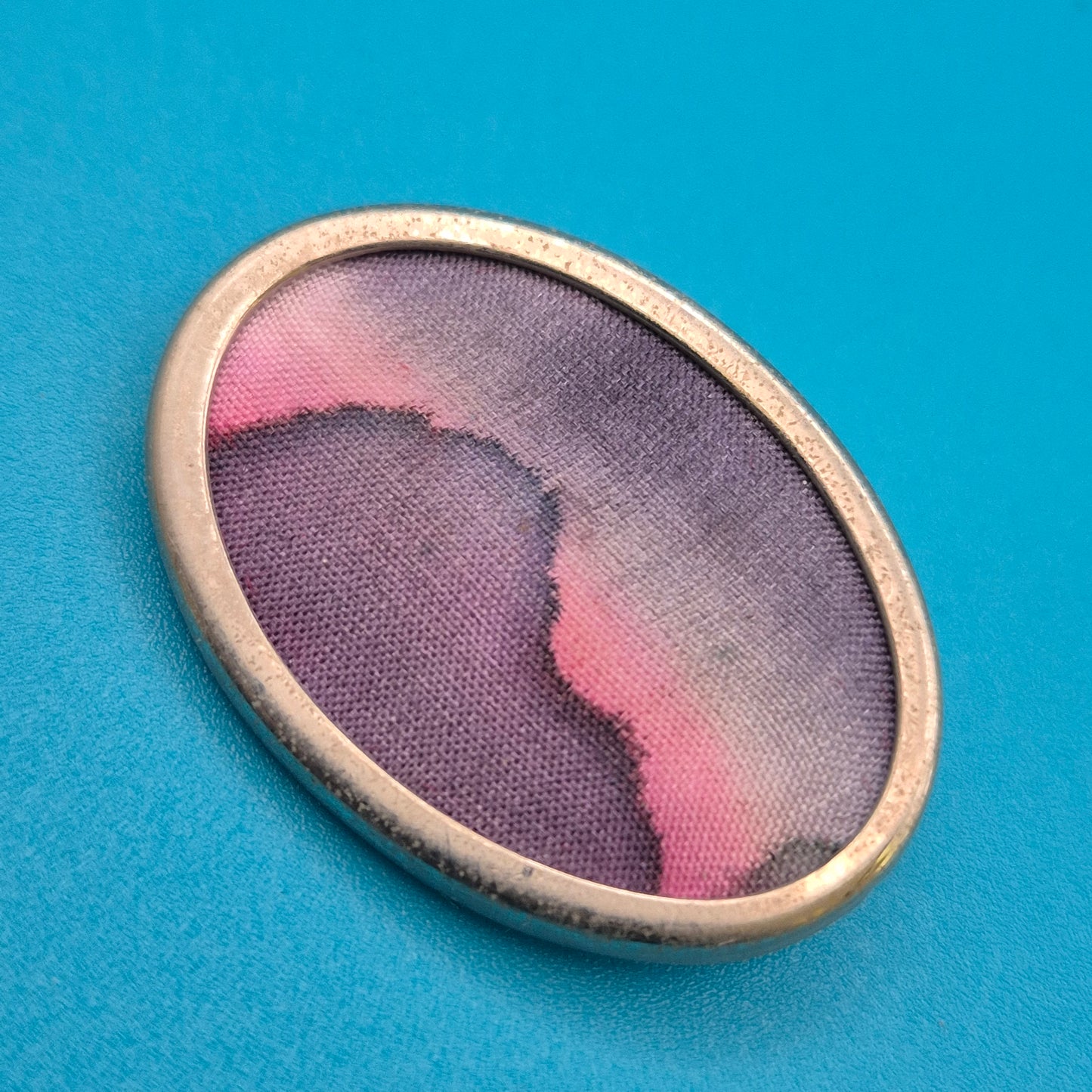 Vintage Brosche in Ovalform mit abstraktem Stoffmuster in Pink & Violett