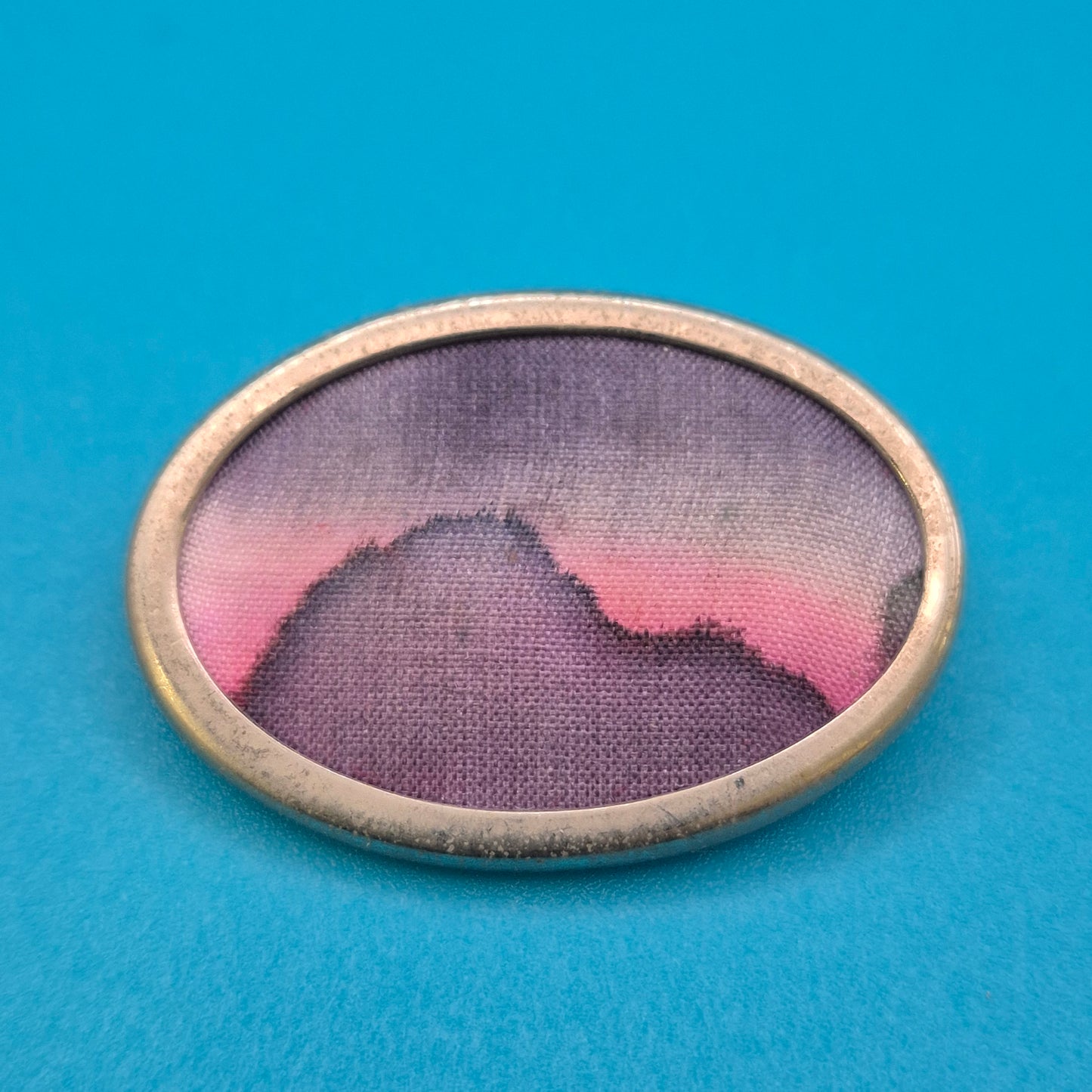 Vintage Brosche in Ovalform mit abstraktem Stoffmuster in Pink & Violett