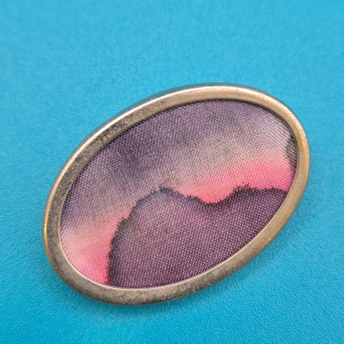 Vintage Brosche in Ovalform mit abstraktem Stoffmuster in Pink & Violett