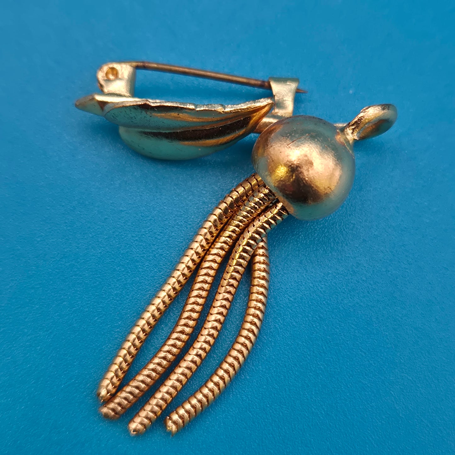 Vintage Goldfarbene Brosche mit beweglichen Schlangenkettchen-Elementen
