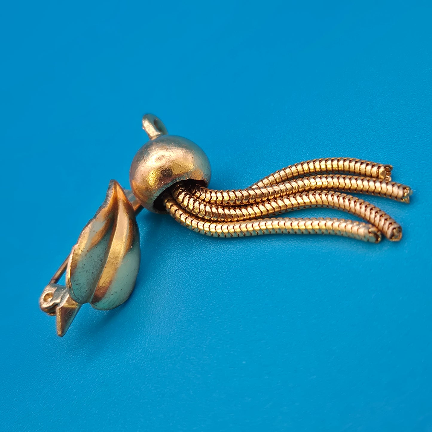 Vintage Goldfarbene Brosche mit beweglichen Schlangenkettchen-Elementen