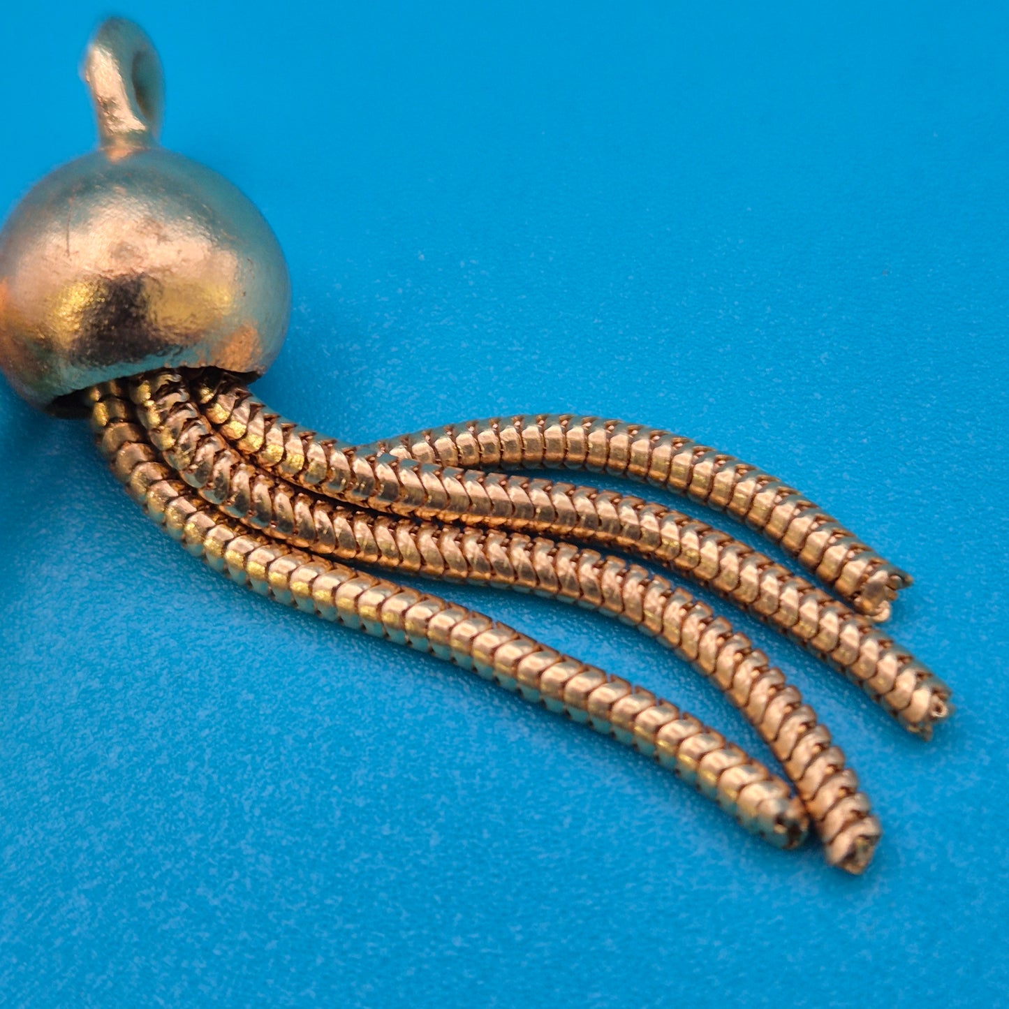Vintage Goldfarbene Brosche mit beweglichen Schlangenkettchen-Elementen