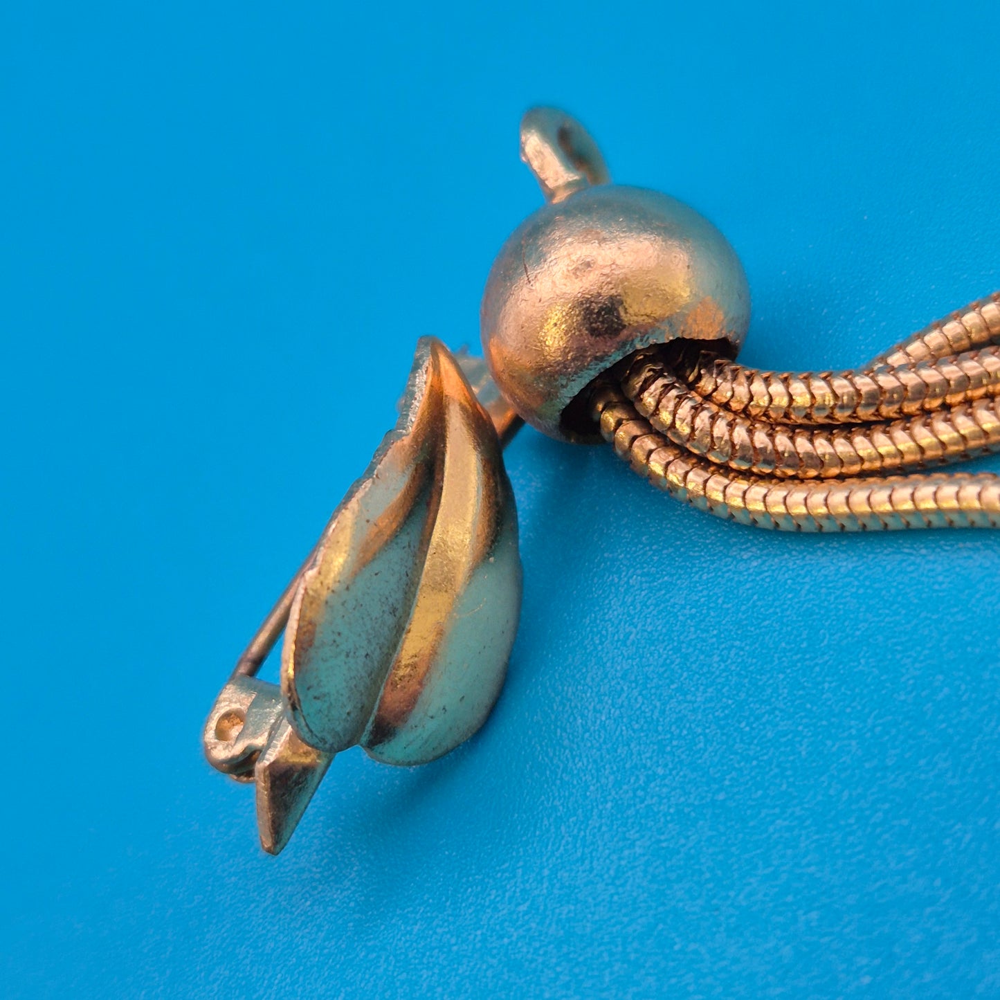 Vintage Goldfarbene Brosche mit beweglichen Schlangenkettchen-Elementen