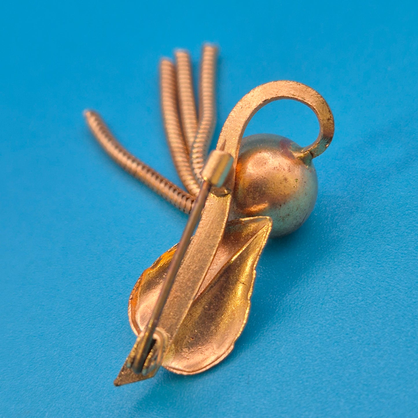 Vintage Goldfarbene Brosche mit beweglichen Schlangenkettchen-Elementen