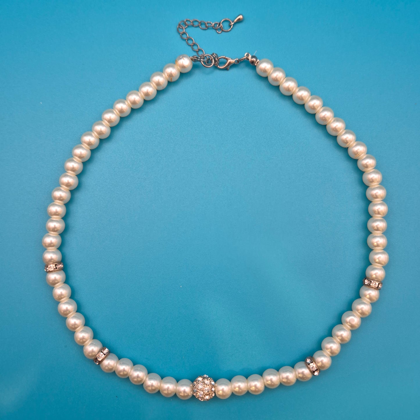 Elegante Vintage Perlenkette mit Kristall-Akzenten und Strasskugel