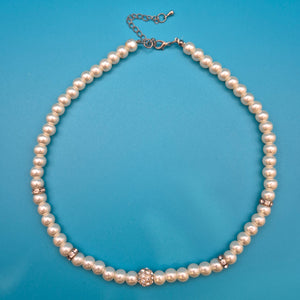 Elegante Vintage Perlenkette mit Kristall-Akzenten und Strasskugel